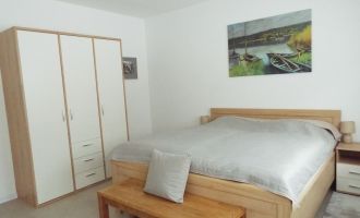 Das Schlafzimmer mit dem Doppelbett und dem großen Schrank, Foto: H. Herrmann, Lizenz: H. Herrmann